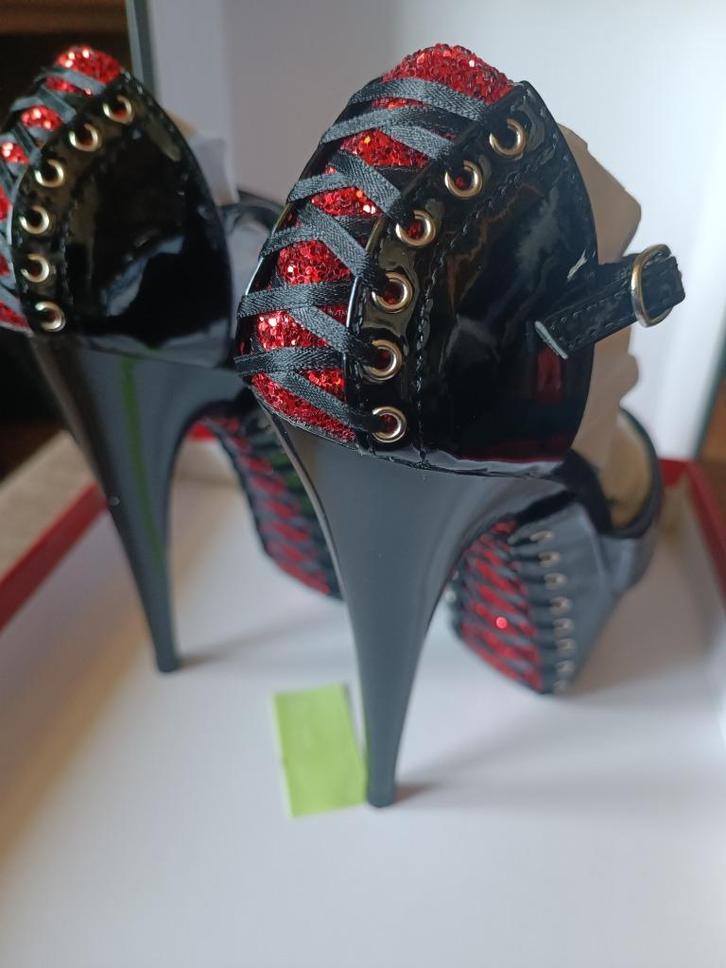 Pleaser hakken met 36 Zwart mt rode glitters. Nieuw in doos, Kleding | Dames, Schoenen, Nieuw, Schoenen met hoge hakken, Zwart