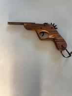 Houten speelgoed pistool met elastiekjes, Ophalen of Verzenden, Zo goed als nieuw, Overige typen