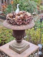 Zware bloempot gietijzer
        VERSAILLE  met herfstkrans, Antiek en Kunst, Ophalen