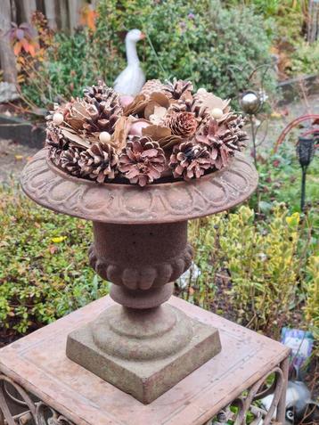 Zware bloempot gietijzer
        VERSAILLE  met herfstkrans  beschikbaar voor biedingen