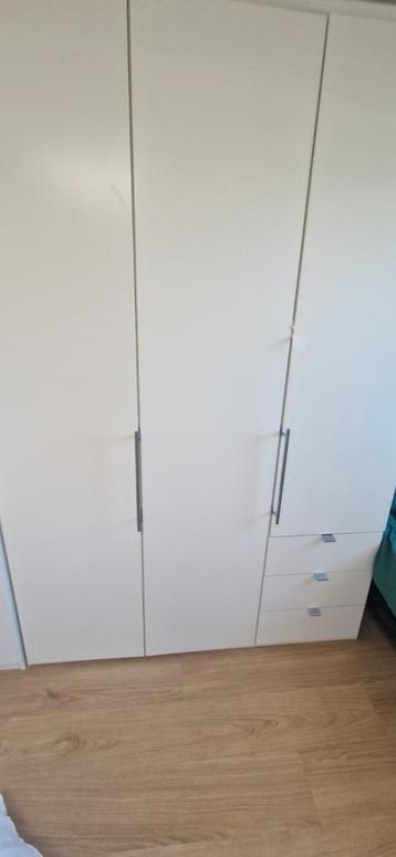Witte kledingkast met lades beschikbaar voor biedingen