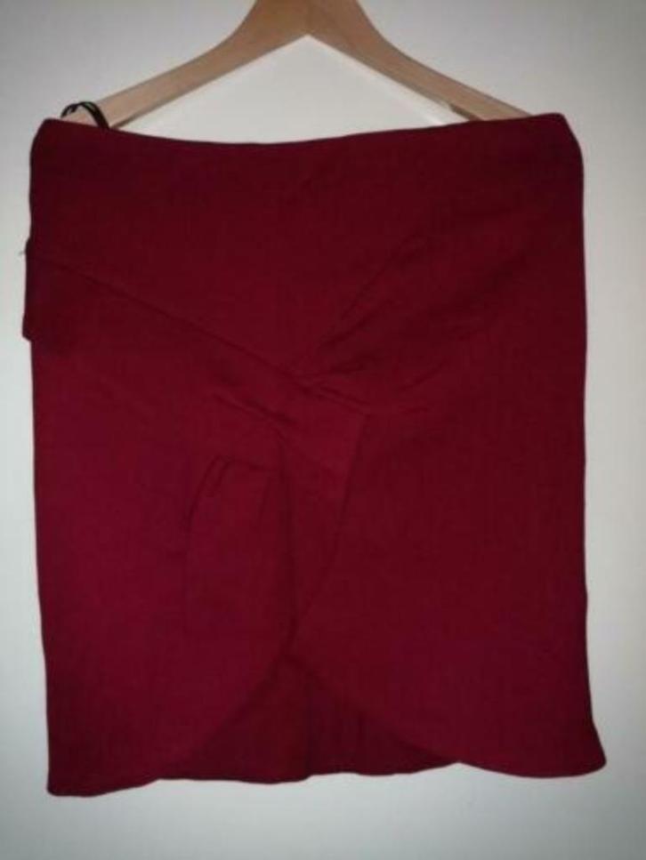La Rionova mooie rode wollen designersrok/ maat 44/NIEUW, Kleding | Dames, Rokken, Nieuw, Maat 42/44 (L), Rood, Knielengte, Verzenden