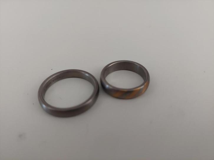 Twee Boccia relatieringen 3 gouden strepen en effen mat, Sieraden, Tassen en Uiterlijk, Ringen, Nieuw, Dame of Heer, 17 tot 18