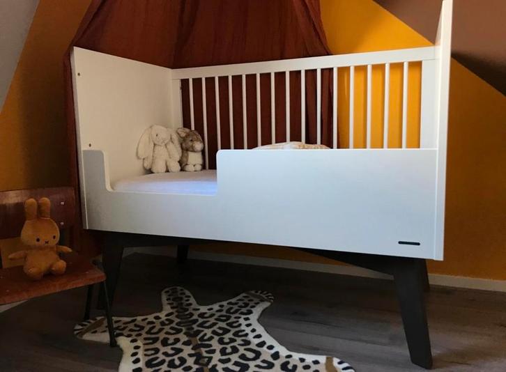 Kidsmill Ledikant & Commode Walnoot-Wit, Kinderen en Baby's, Babywiegjes en Ledikanten, Zo goed als nieuw, Ledikant, Ophalen of Verzenden