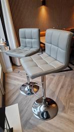 2 Grijze Barkrukken - Netjes!, Huis en Inrichting, Barkrukken, Ophalen, 60 tot 90 cm, Zo goed als nieuw, In hoogte verstelbaar