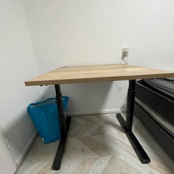 Bureau - in hoogte verstelbaar