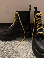 Zwarte Dr. Martens met gele veters, Kleding | Dames, Schoenen, Ophalen of Verzenden, Gedragen, Zwart, Lage of Enkellaarzen