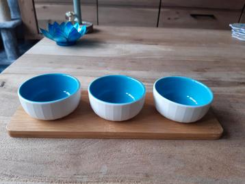 Tapas schaaltjes,  dip schaaltjes op plank. Remia jubileum  beschikbaar voor biedingen