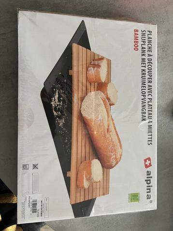 Broodsnijplank met botervloot beschikbaar voor biedingen