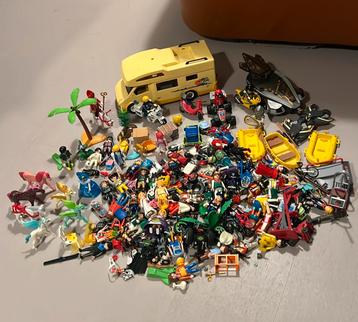 Losse Playmobil meer dan 60 figuren. 2,5 kilo aan playmobil beschikbaar voor biedingen