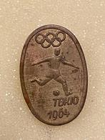Olympia Tokio 1964 voetbal speldje, Verzamelen, Speldjes, Pins en Buttons, Ophalen of Verzenden, Gebruikt, Overige onderwerpen