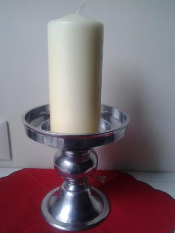Kandelaar met kaars beschikbaar voor biedingen
