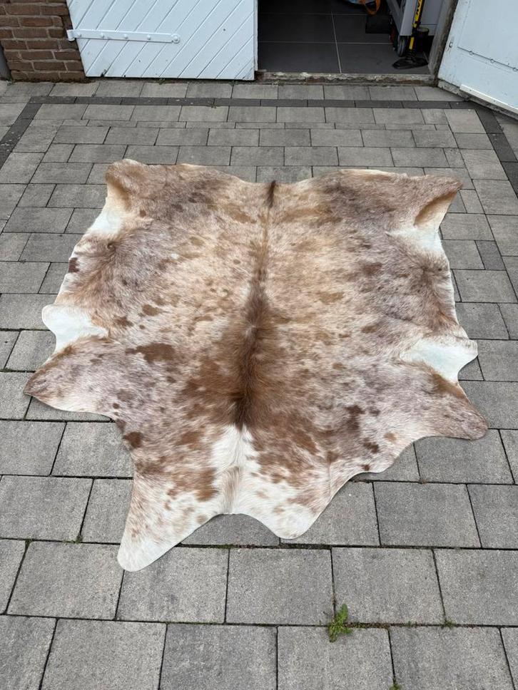 Koeienhuid | beige - taupe - grijs | 1,80m x 1,80m, Huis en Inrichting, Stoffering | Tapijten en Kleden, Zo goed als nieuw, 150 tot 200 cm