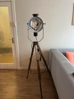 Vintage industriele lamp op houten driepoot., Ophalen