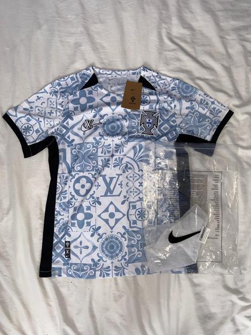 Portugal x LV Voetbalshirt 25/26, Sport en Fitness, Voetbal, Nieuw, Shirt, Maat S, Ophalen of Verzenden