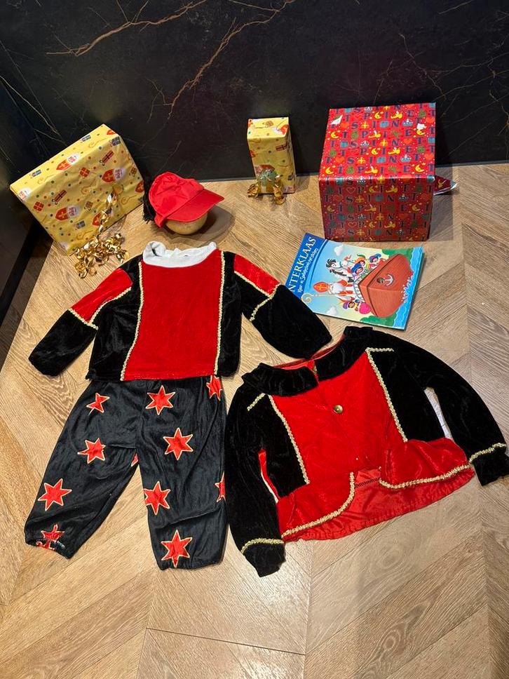 Pietenpak maat 122 zwart rood club van sinterklaas set, Diversen, Sinterklaas, Zo goed als nieuw, Ophalen of Verzenden