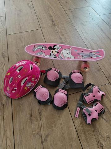 Skateboard, helm en beschermers  beschikbaar voor biedingen