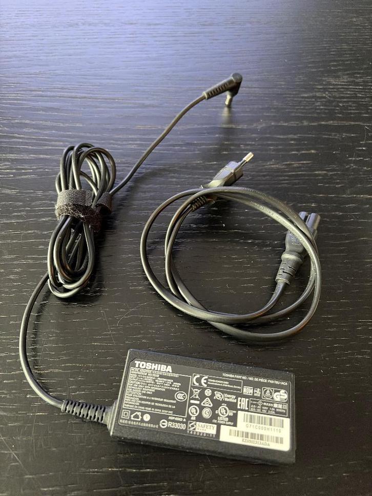 Toshiba originele lader 65W, Computers en Software, Laptop-opladers, Zo goed als nieuw, Ophalen of Verzenden