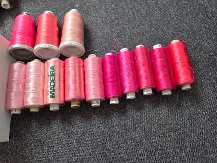 Zolderopruiming 13 klos madeira 40 classic-rose tinten, Hobby en Vrije tijd, Borduren en Borduurmachines, Nieuw, Borduurgaren of Zijde