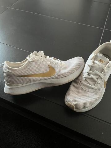 Witte Nikes met gouden logo beschikbaar voor biedingen