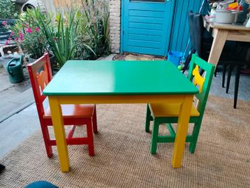 75 x 53 cm echt houten tafel en stoelen  beschikbaar voor biedingen