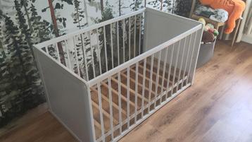 Ledikant inclusief matras en twee hoeslakens beschikbaar voor biedingen