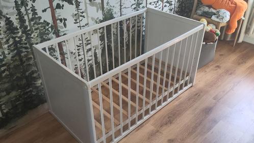 Ledikant inclusief matras en twee hoeslakens, Kinderen en Baby's, Babywiegjes en Ledikanten, Gebruikt, Ledikant, Ophalen