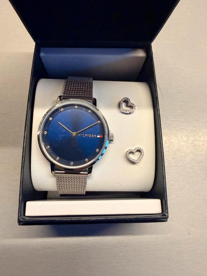 Tommy Hilfiger Horloge + Oorbellen Giftset - Nieuw!, Sieraden, Tassen en Uiterlijk, Horloges | Dames, Nieuw, Polshorloge, Overige merken