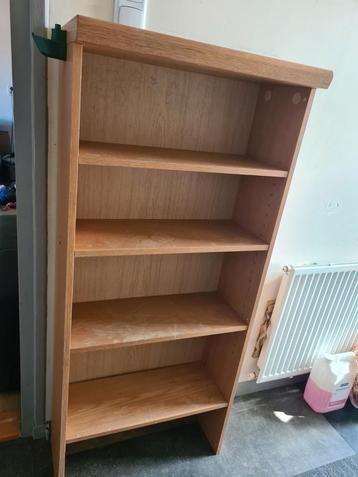 Kast met 2 boothaakjes beschikbaar voor biedingen