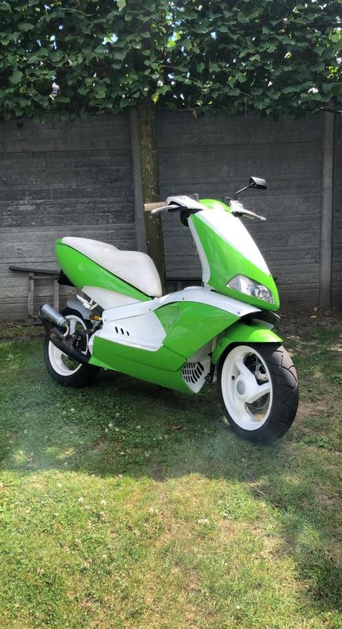 Aprilia area 51, Fietsen en Brommers, Scooters | Aprilia, Zo goed als nieuw, Area 51, Maximaal 45 km/u, Tweetakt, Ophalen