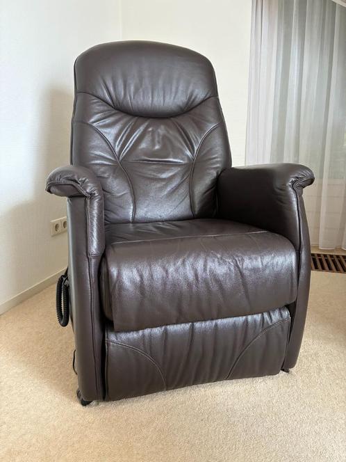 Luxe relaxfauteuil van donkerbruin leer – verstelbaar en com, Huis en Inrichting, Fauteuils, Zo goed als nieuw, Leer, 75 tot 100 cm
