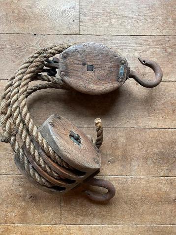 2 grote antieke houten scheepstakels met touw, samen 11 kilo beschikbaar voor biedingen