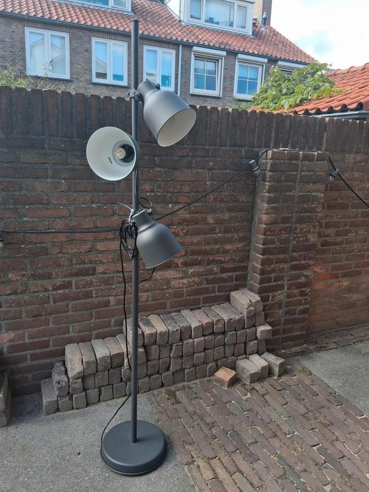 Ikea hektar staande lamp 3 lichtbronnen huis kamer zolder, Huis en Inrichting, Lampen | Vloerlampen, Ophalen