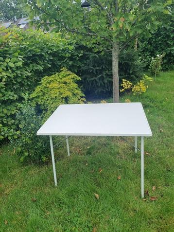 Campingtafel met kampeerstoel beschikbaar voor biedingen