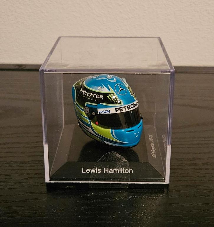 F1 Lewis Hamilton 2015 Maleisië helm schaal 1:8, Verzamelen, Automerken, Motoren en Formule 1, Zo goed als nieuw, Formule 1, Ophalen of Verzenden
