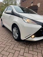 Toyota Aygo 1.2 5DRS  2015 Wit, Auto's, Toyota, Voorwielaandrijving, 1199 cc, 840 kg, 4 stoelen