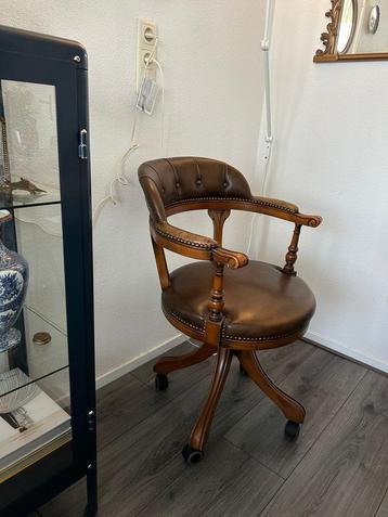 Engelse antieke chesterfield bureaustoel beschikbaar voor biedingen
