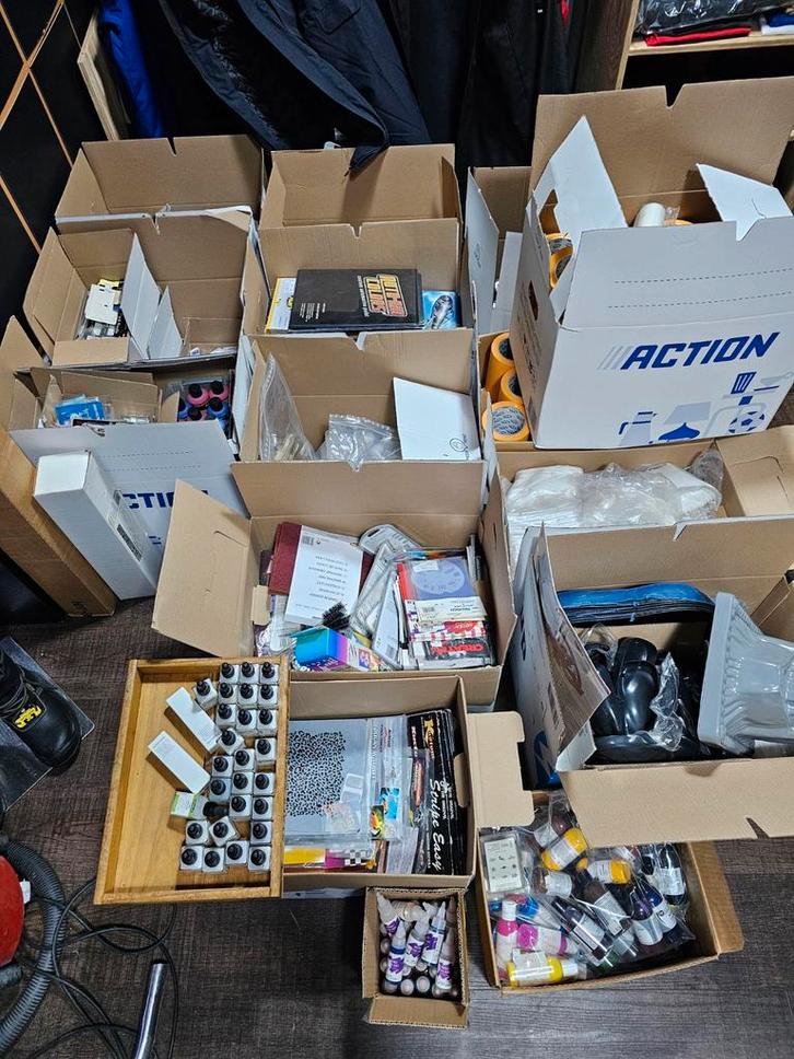 Airbrush Winkel Uitverkoop - 10 Dozen Vol!, Hobby en Vrije tijd, Schilderen, Gebruikt, Airbrush en Toebehoren, Ophalen
