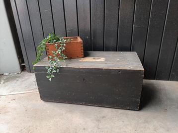 Oude zwarte kist opbergkist schatkist beschikbaar voor biedingen