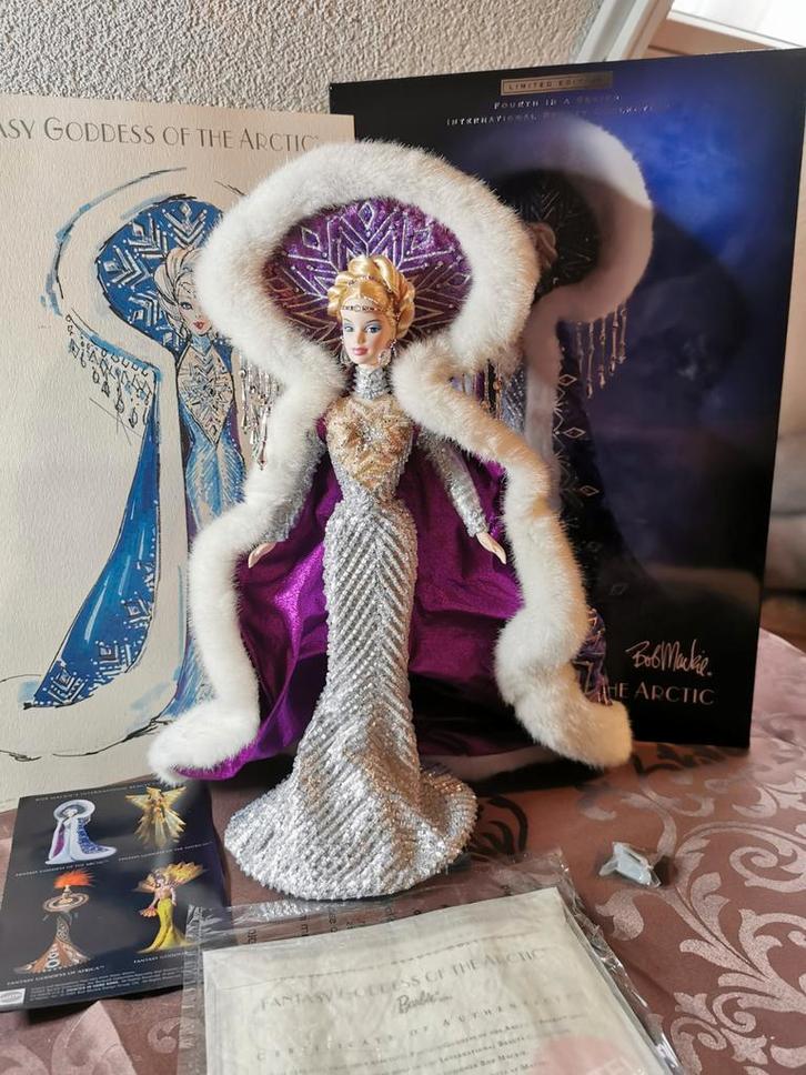 Bob Mackie Fantasy Goddess of the Arctic Barbie, Verzamelen, Poppen, Zo goed als nieuw, Ophalen of Verzenden