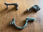 Bodemvondst 3 Romeinse fibula`s Rond 300 n.Chr. Mantelspeld, Verzamelen, Overige Verzamelen, Verzenden, Gebruikt
