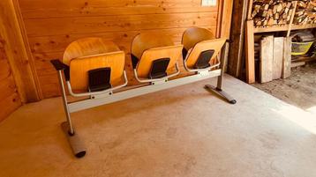 Bureau klapstoelen drie op een rij beschikbaar voor biedingen