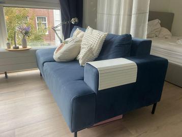 Blauw fluwelen bankje beschikbaar voor biedingen