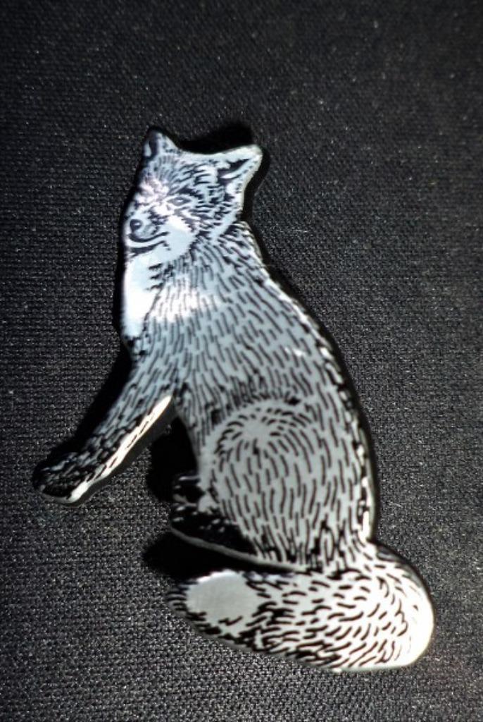 Husky, mooie grote kunststof steekbroche, pin, Sieraden, Tassen en Uiterlijk, Broches, Zo goed als nieuw, Overige materialen, Minder dan 4 cm