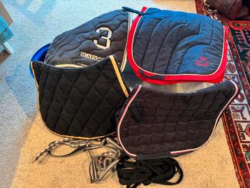 Grote doos met paardentoebehoren (dekjes/peeskappen/voerbak) beschikbaar voor biedingen