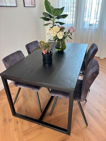 Zwarte eettafel 160cm mangohout