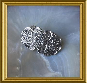 Oude broche: gemaakt van een zilveren bijbelslot beschikbaar voor biedingen