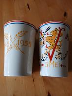 2 x vintage mok 10 jaar Bevrijdingsdag Nederland, Verzamelen, Koninklijk Huis en Royalty, Ophalen, Servies