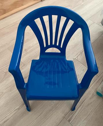 Blauw kunststof kinderstoeltje beschikbaar voor biedingen