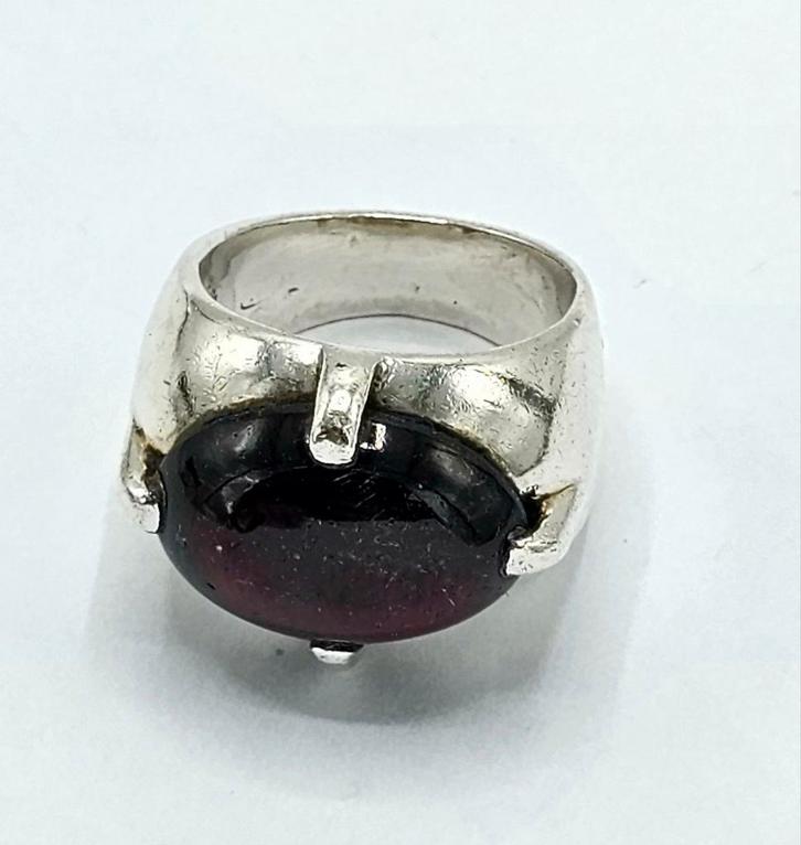 Zilveren Design Ring Met Donker Rode Carniool Steen, Sieraden, Tassen en Uiterlijk, Ringen, Zo goed als nieuw, Dame, 17 tot 18